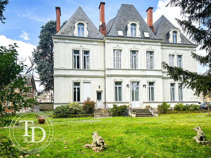 achat vente Hôtel particulier a vendre  , dépendances Châtellerault  VIENNE POITOU CHARENTES