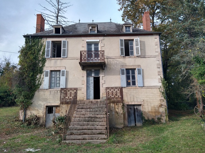 achat vente Maison de Maître a vendre  à restaurer , dépendance, puits Gannat , à 10 mn, 11mn A71, sans nuisances, très belles vues ALLIER AUVERGNE