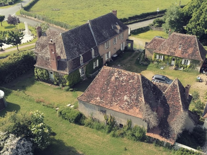 achat vente Maison de Maître a vendre  à restaurer , dépendance, maison indépendante Cluis , au cœur du village INDRE CENTRE